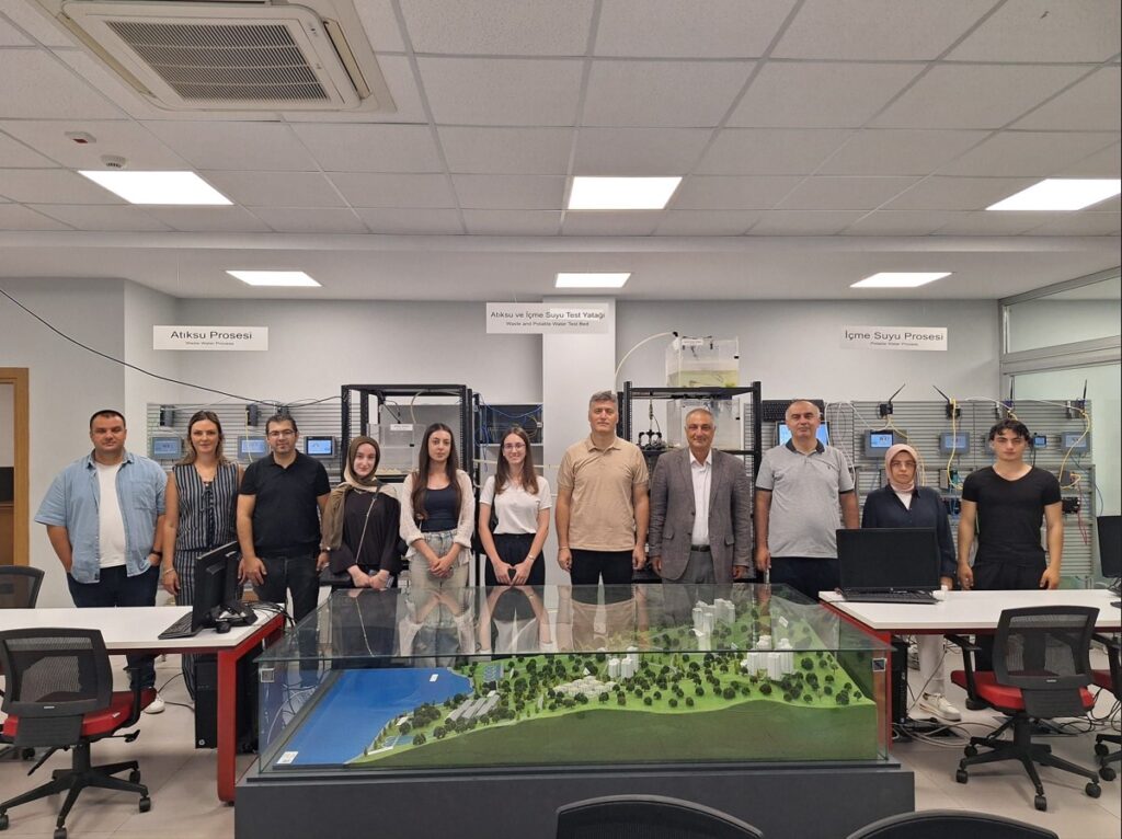 Bilgisayar ve Yazılım Mühendisliği Stajyer Öğrencilerimiz, Dr. Öğr. Üyesi Mehmet Kara Yönetiminde Sakarya Üniversitesi Kritik Altyapılar Ulusal Test Yatağı Merkezi’ni Ziyaret Etti