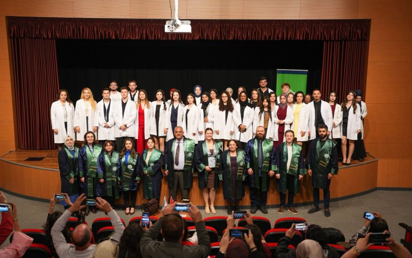 eczacilik_beyaz_onluk_giyme_toreni2_15_05