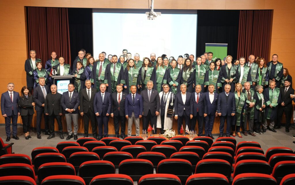 KOSTÜ 2026–2027 Akademik Yılı Açılış Töreni toplu fotoğrafı
